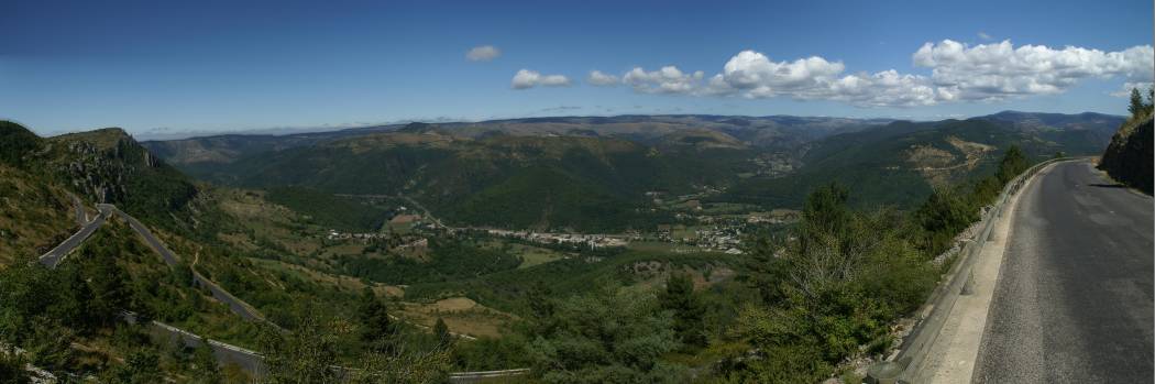 2007-08-11 Causse Mejean met uitzicht op Florac (46K)
