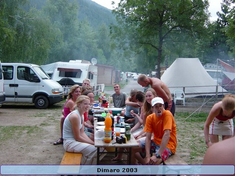 186.Hele groep aan de BBQ (check Barrie!) - 2573.jpg