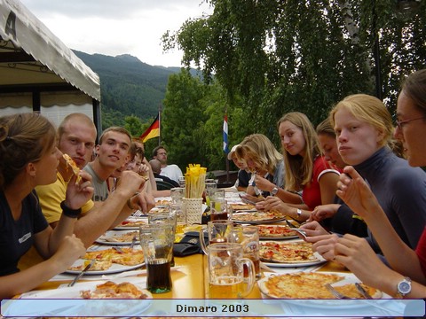 200.Iedereen pizza, 'Restjes deze kant op...!' - 2589.jpg