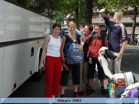 208.Zwaaien naar de laatste Dimaro-gangers - 2622.jpg