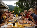200.Iedereen pizza, 'Restjes deze kant op...!' - 2589.jpg