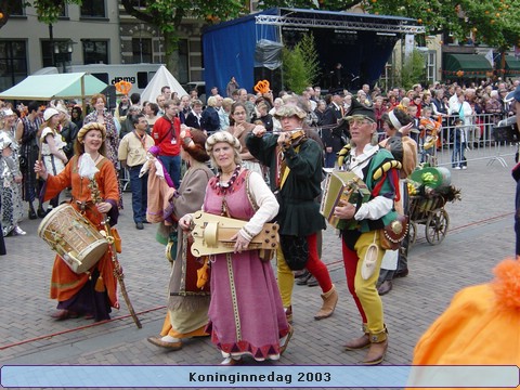 22.Meer mensen zochten hun plaats op.jpg