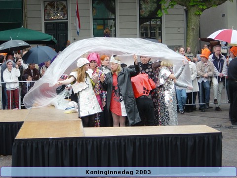 28.Getsie regen, nu loopt er water in myn fietsband....jpg