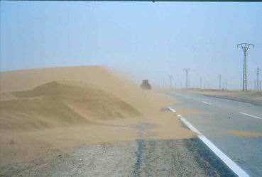 Duin bij Weg - Dune near Road - Sahara (9K)